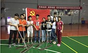 我院党员志愿服务队清扫校体育馆